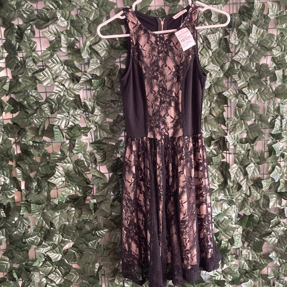 NWT Soprano size X Small‎ Nordstrom Black and Cream Lace Dress